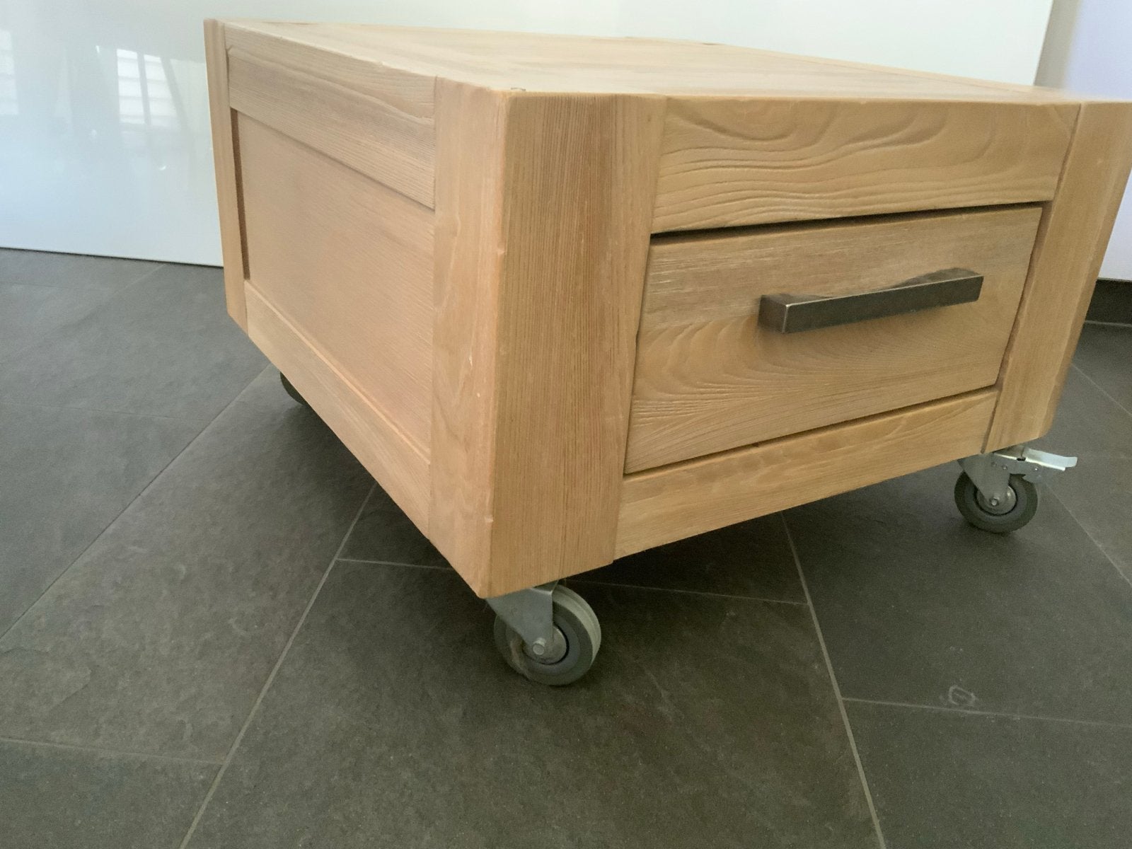 Houten bijzettafel met lade en wieltjes, Huis en Inrichting, Tafels | Salontafels, Ophalen, Vierkant, 50 tot 100 cm, Zo goed als nieuw