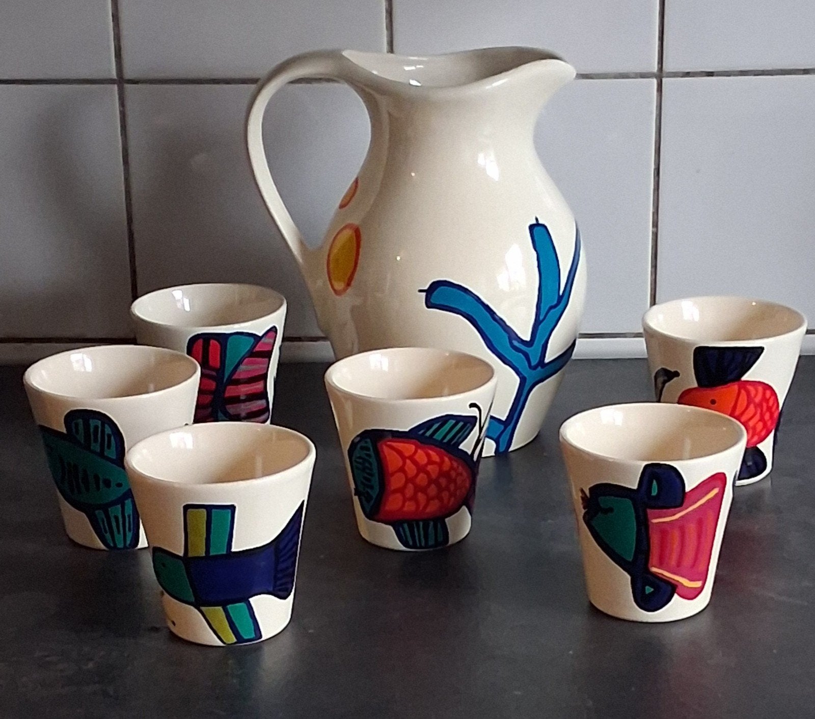 Schenkkan & 6 mokken. Vismotief. Nieuw in verpakking., Huis en Inrichting, Keuken | Servies, Ophalen, Overige merken, Keramiek