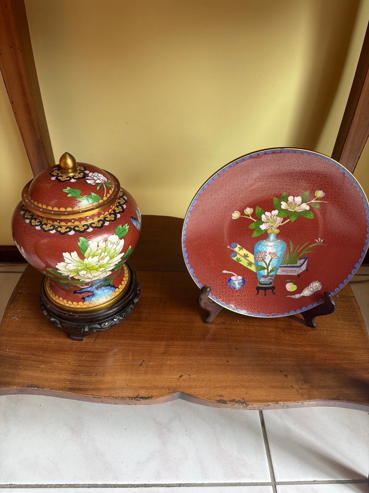 Set van 2 Chinese rode Cloisonné items met standaards, Antiek en Kunst, Antiek | Emaille, Ophalen