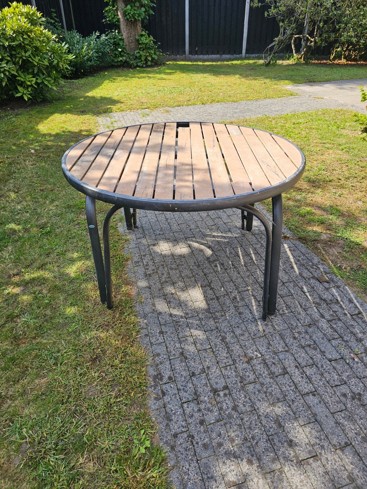 GRATIS: Ronde Preston Tuintafel - Opknapper, Ophalen, Gebruikt, Rond, Kunststof