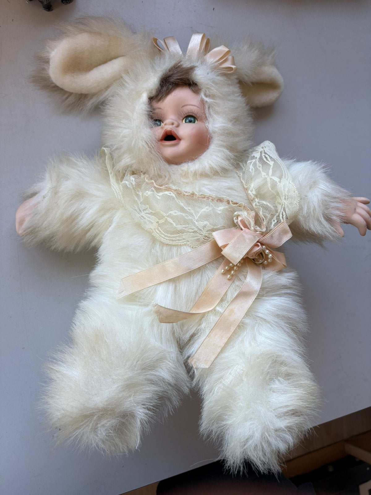 Vintage verzamelpop in wit konijnenpak ,bunny suit porselein, Verzenden, Zo goed als nieuw, Pop