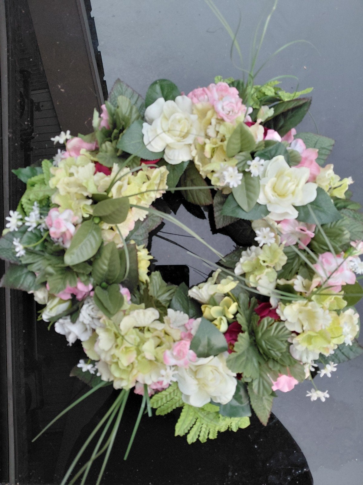 Krans opgemaakt met zijden bloemen, Huis en Inrichting, Woonaccessoires | Kransen, Ophalen