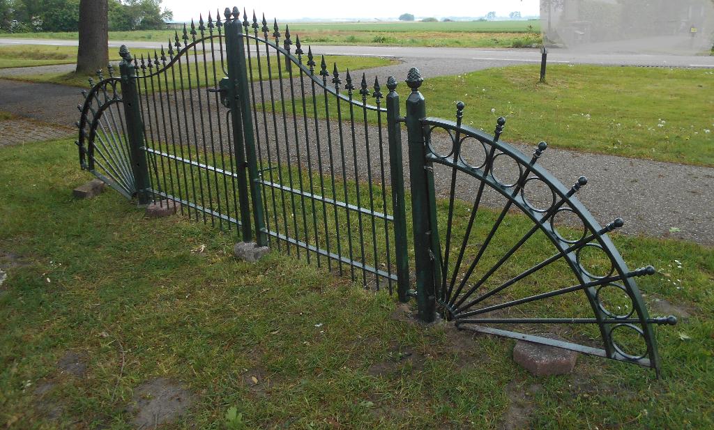 Prachtige poort met zgn. slootkanten(hekken) totaal  4.40 m, Tuin en Terras, Tuinpoorten, Ophalen, Gebruikt, 100 tot 150 cm, IJzer
