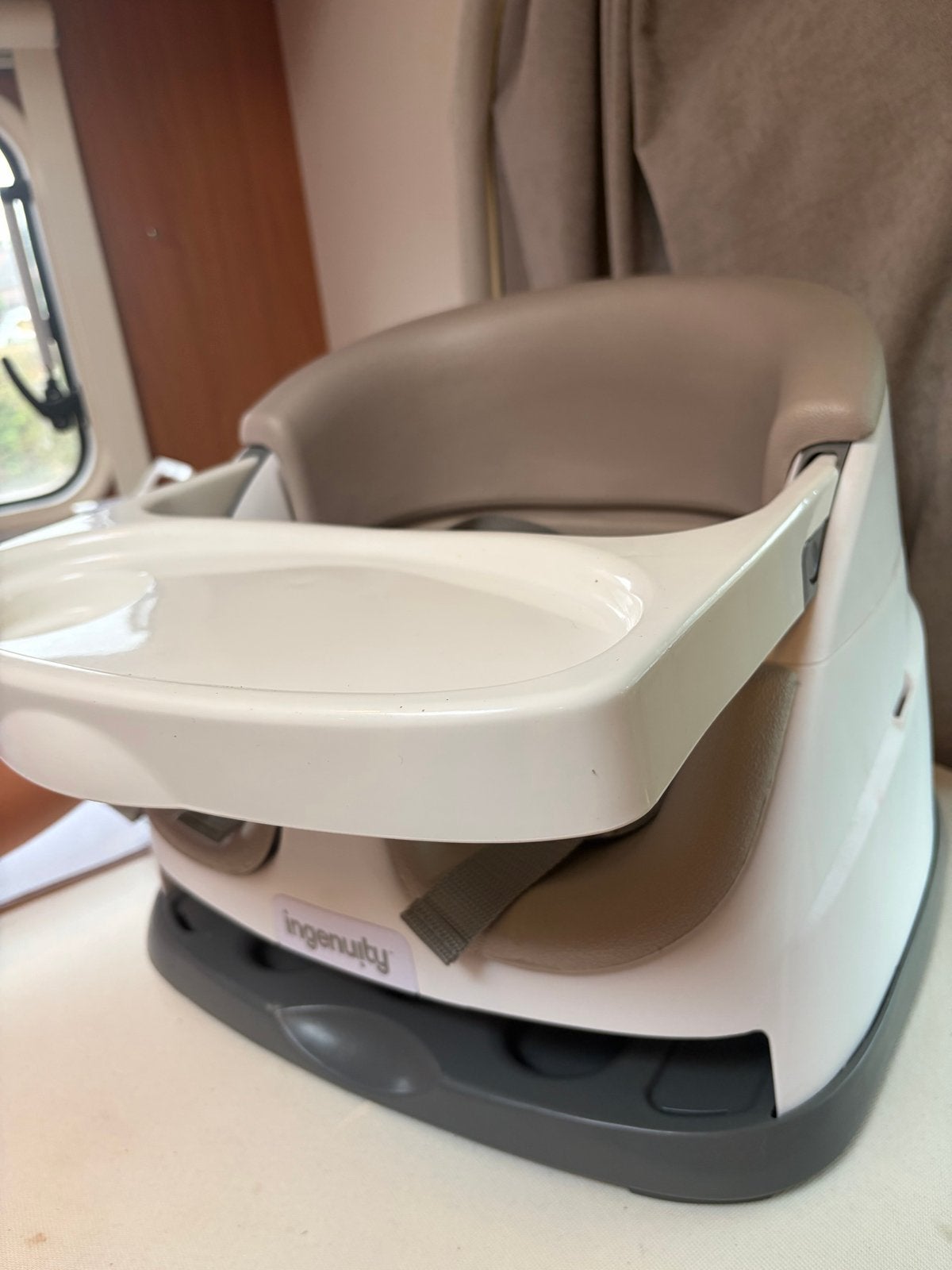 Ingenuity Baby Base 2-in-1 Stoelverhoger met Eetblad, Ophalen, Zo goed als nieuw, Overige typen, Afneembaar eetblad