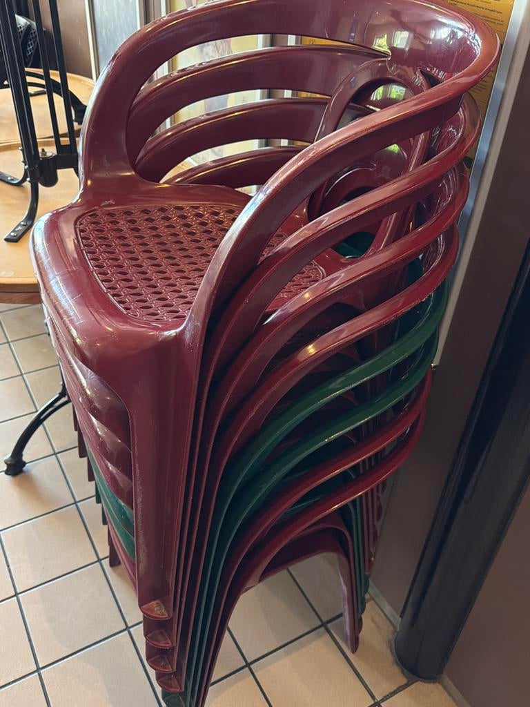 25 Gebruikte terrasstoelen (10 rood, 15 groen), Tuin en Terras, Tuinstoelen, Gebruikt, Kunststof, Stapelbaar, Ophalen of Verzenden