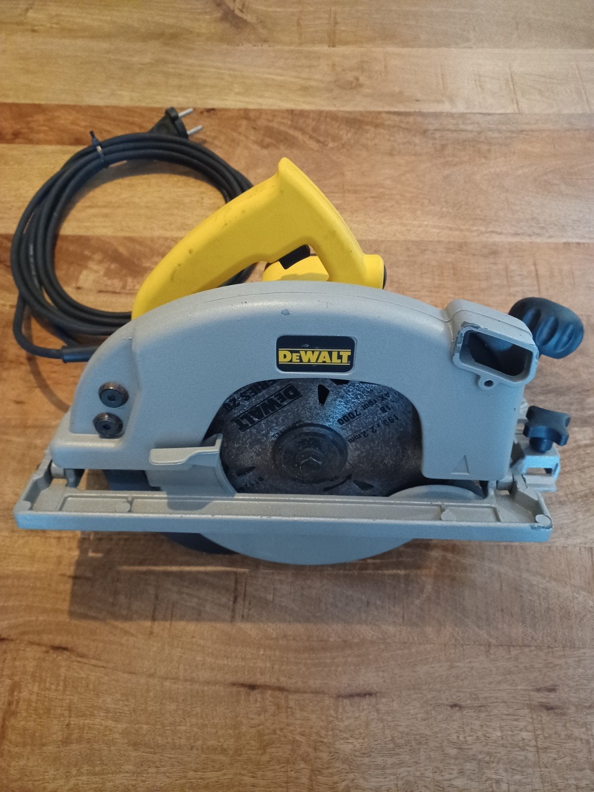DeWalt circelzaag 1350watt, Doe-het-zelf en Verbouw, Gereedschap | Zaagmachines, Ophalen, Cirkelzaag, DeWalt, 70 mm of meer