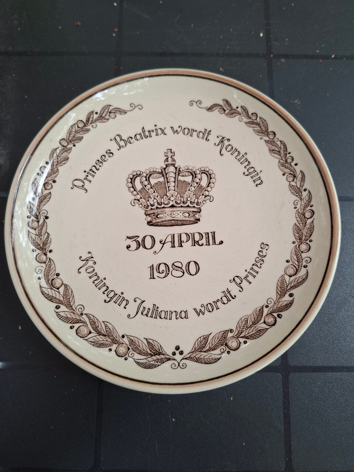 Huldebord Beatrix Juliana 1980 - De Pottebakker Gouda, Antiek en Kunst, Antiek | Wandborden en Tegels, Ophalen of Verzenden