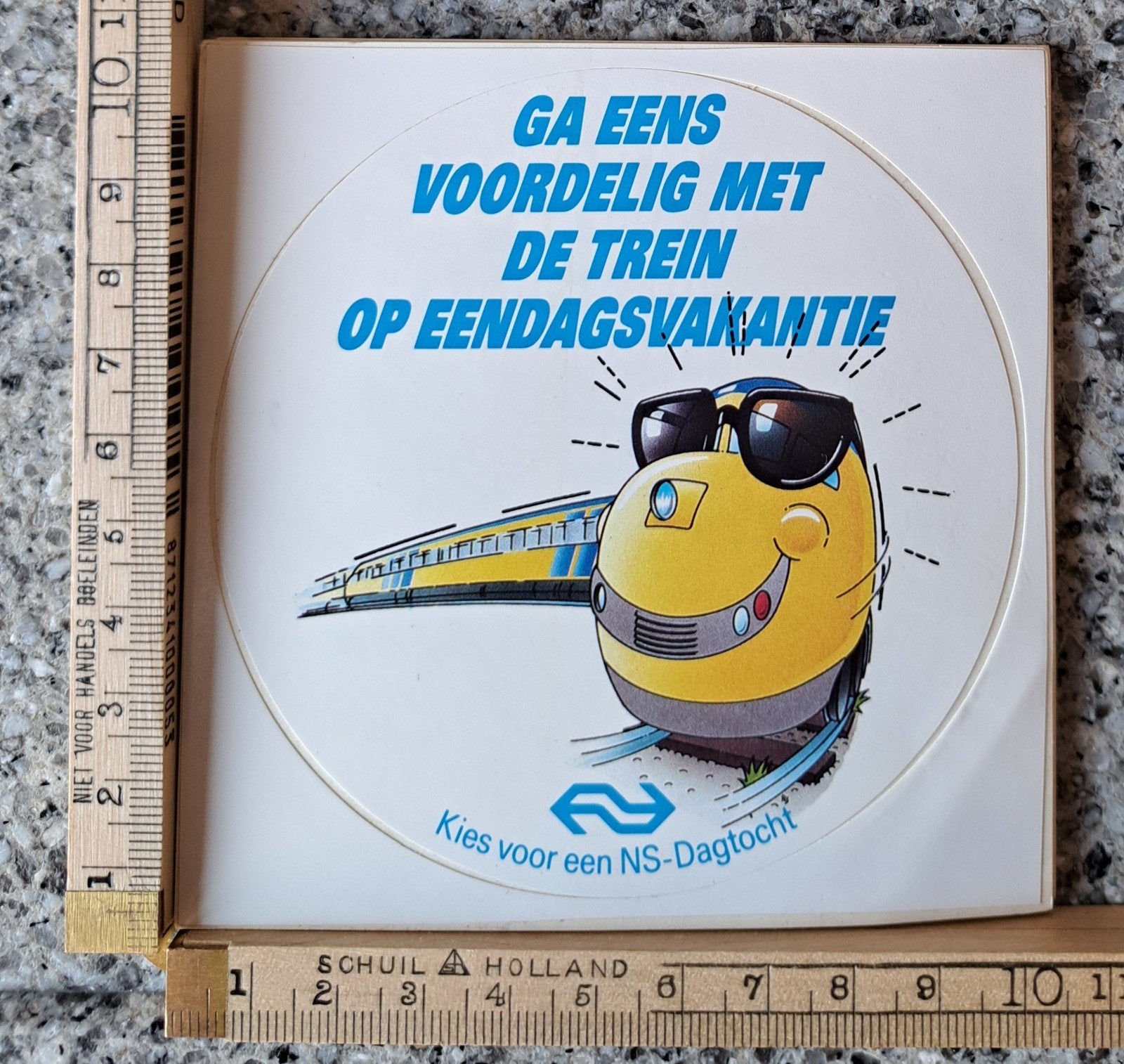 Vintage sticker strip ga eens voordelig met de trein op, Verzamelen, Ophalen of Verzenden, Zo goed als nieuw, Bedrijf of Vereniging