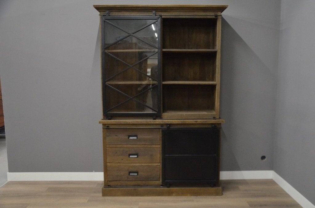 Teak vitrinekast 150 cm – Industrieel