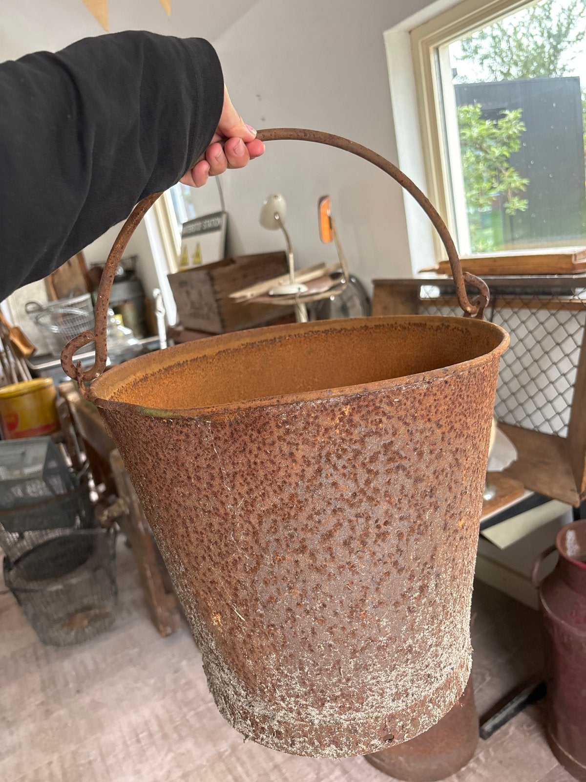 Antieke roestige zware metalen emmer, Ophalen of Verzenden