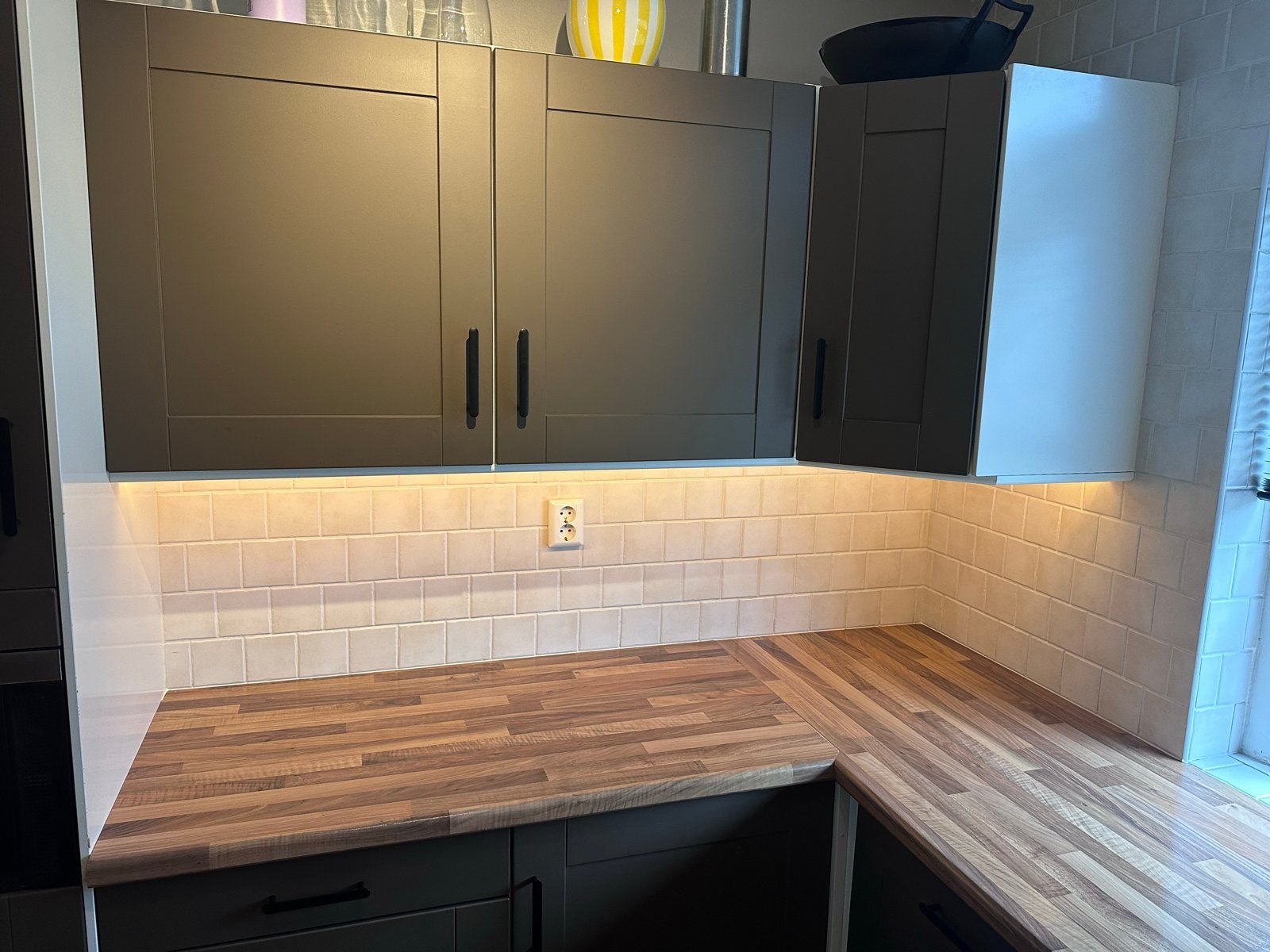 Ikea keuken met inbouwapparatuur en AEG vaatwasser, Huis en Inrichting, Ophalen, Gebruikt, Bruin, Hoekkeuken