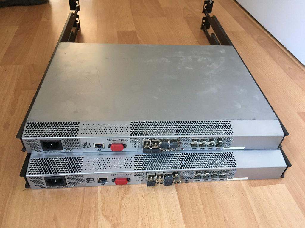2 X een Brocade SilkWorm 200E - switch - 16 ports - 21-3, Ophalen of Verzenden, Gebruikt