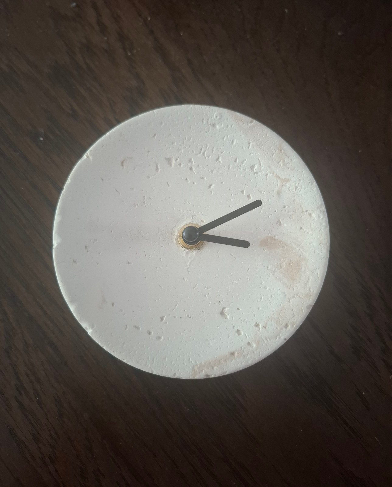 Beige witte kleine stenen wandklok, klok, gratis!, Ophalen, Stil uurwerk, Analoog, Beige