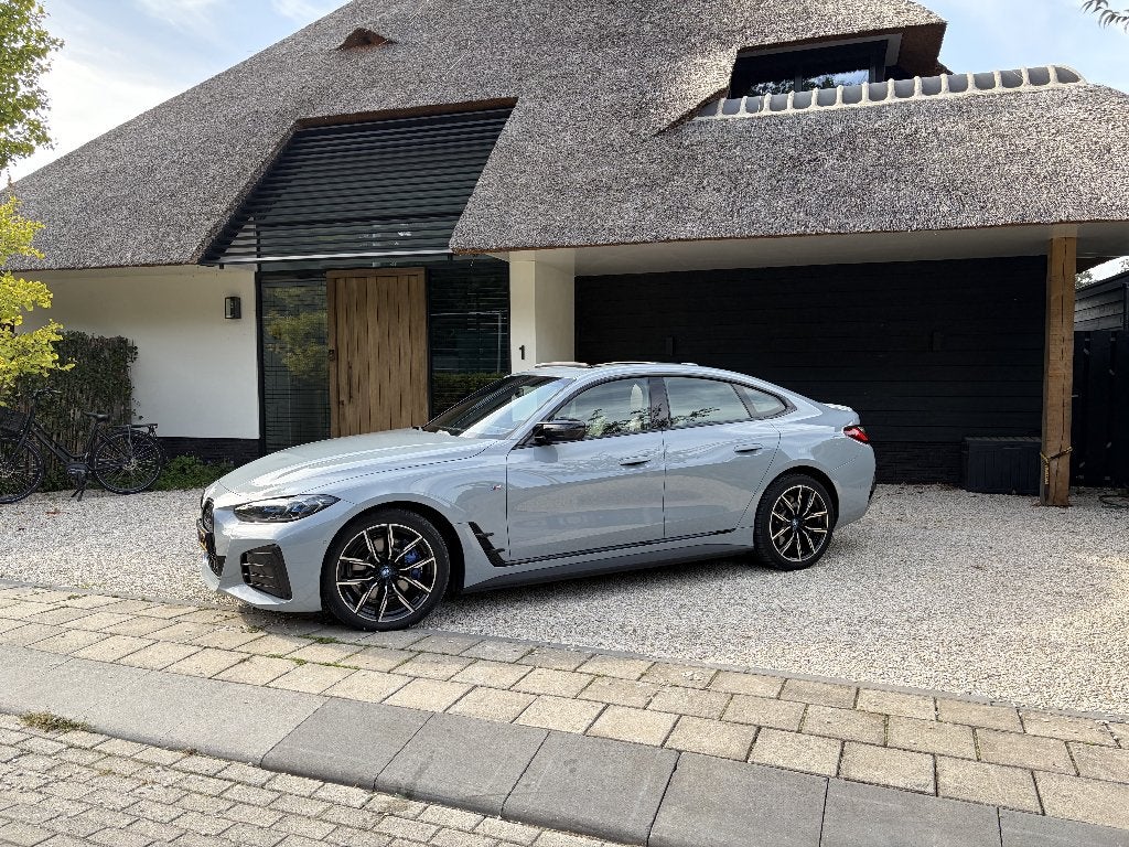 BMW i4 M50 544pk 2022 Panorama Laser Brooklyn Grau, Auto's, 110 €/maand, Elektrisch, 2190 kg, Vierwielaandrijving