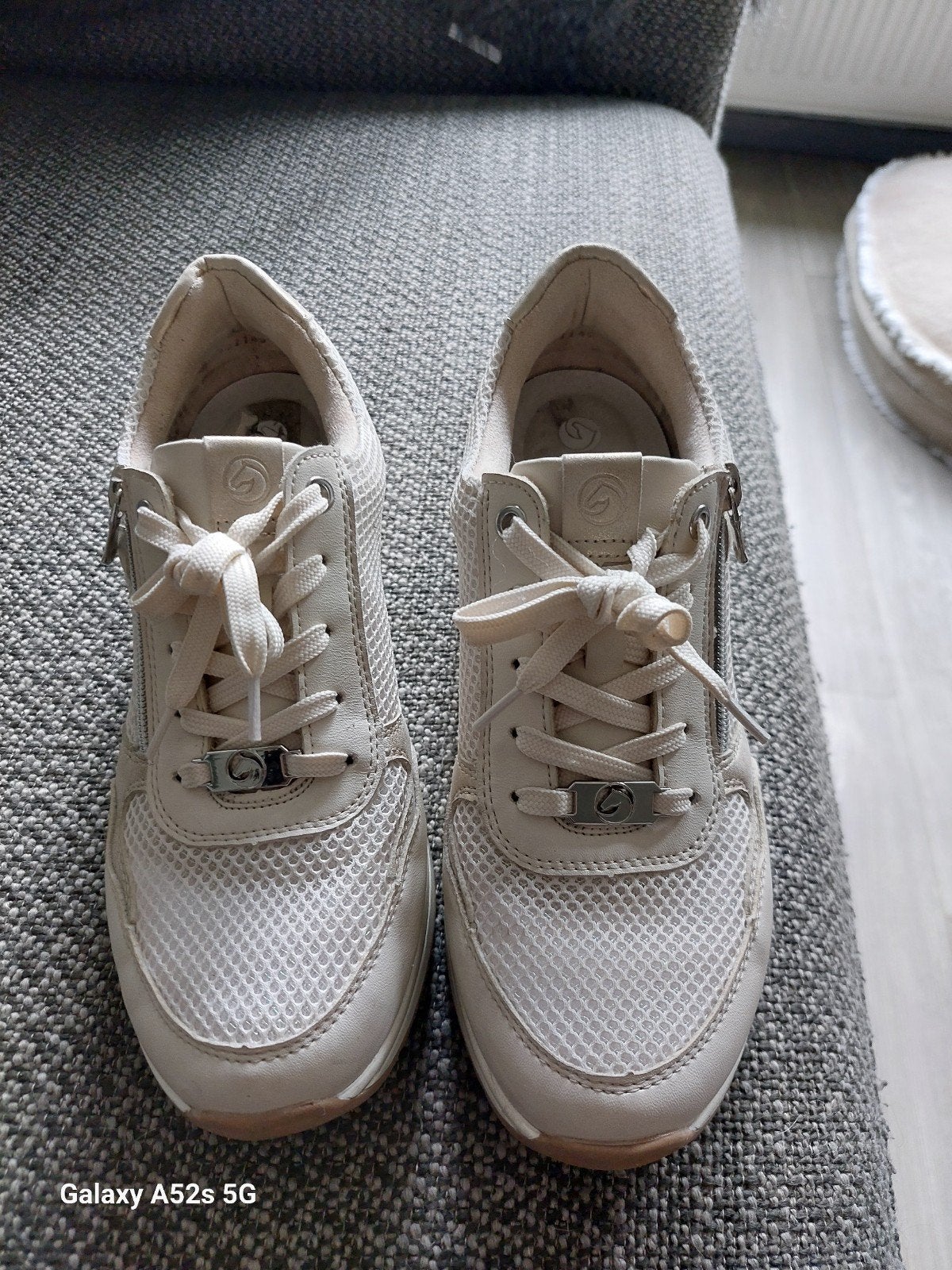 keurige  beige reminder. schoenen., Ophalen of Verzenden, Zo goed als nieuw, Beige, Sneakers of Gympen