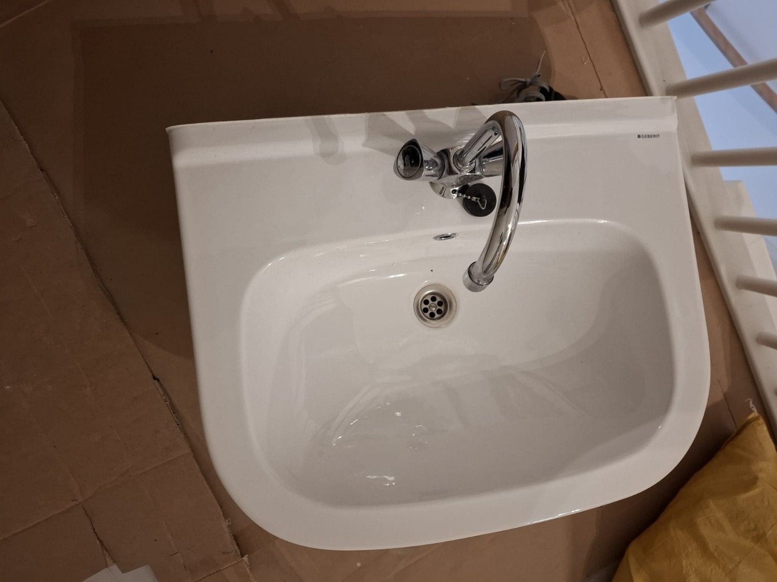 Wastafel met kraan en spiegel, Ophalen, Zo goed als nieuw, Chroom, Wastafel