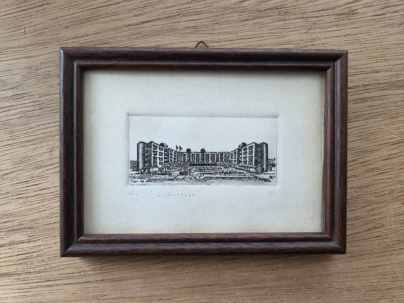 Verpleeghuis 'Houthaghe' gesigneerd 'Hugo 84', Antiek en Kunst, Kunst | Etsen en Gravures, Ophalen of Verzenden