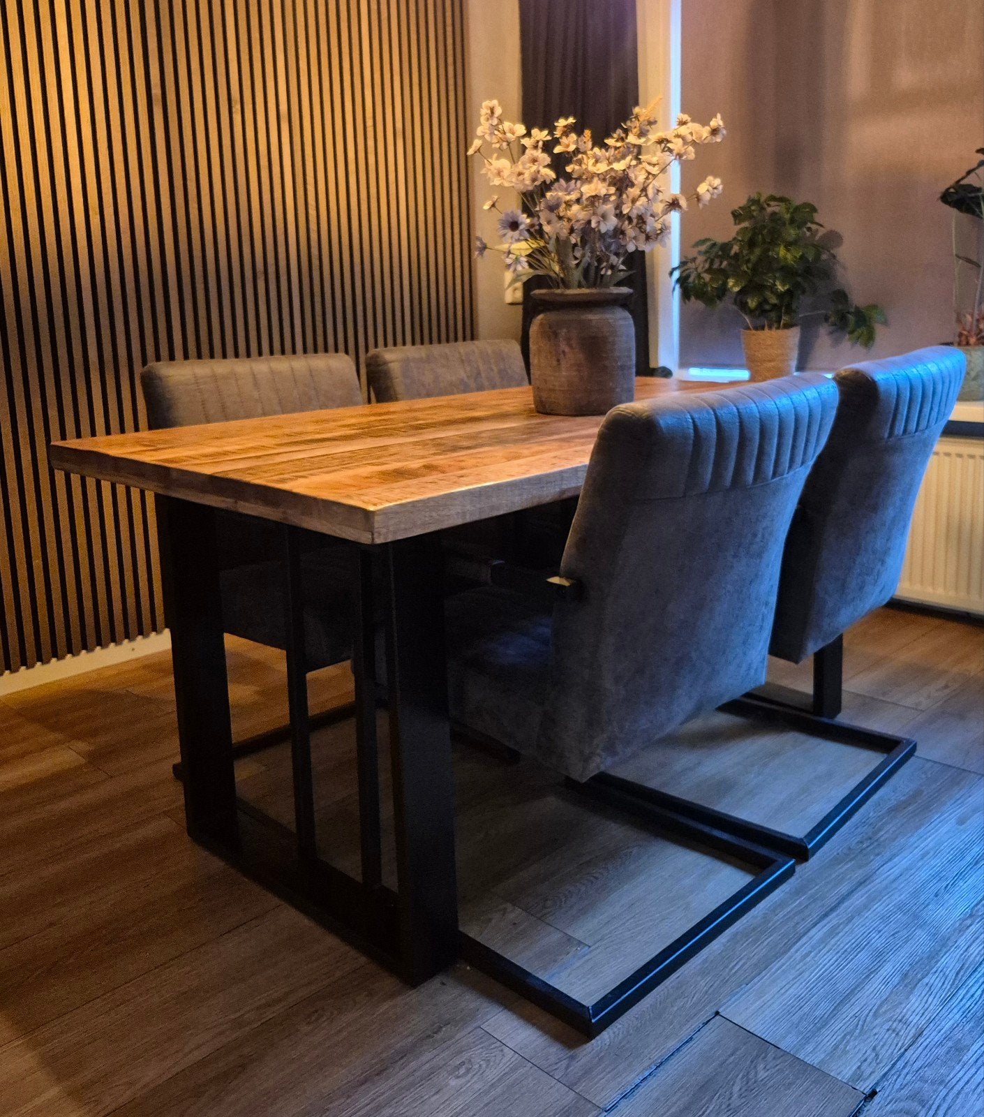 Robuuste mangohouten eettafel met 4 stoelen, Industrieel, Landelijk, 50 tot 100 cm, Zo goed als nieuw, 150 tot 200 cm