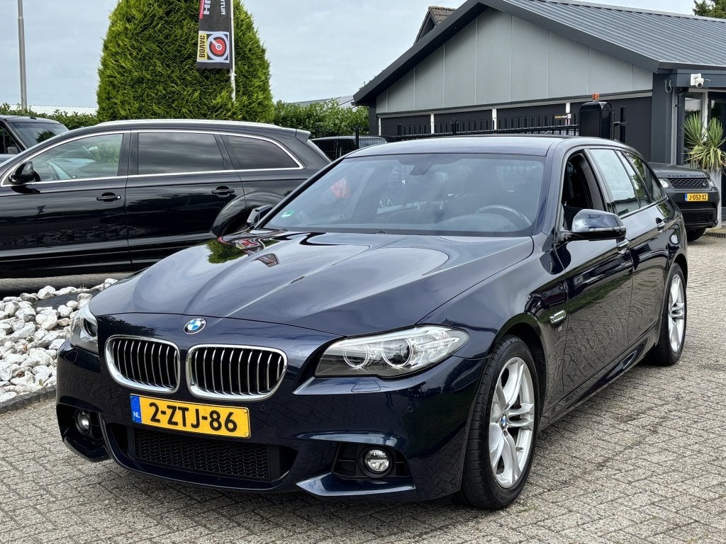 BMW 5 Serie Touring 520D M-Pakket 2015 Dealerauto 1E Eigenaa, Auto's, BMW, Euro 6, 2000 kg, Blauw, Automatische klimaatregeling