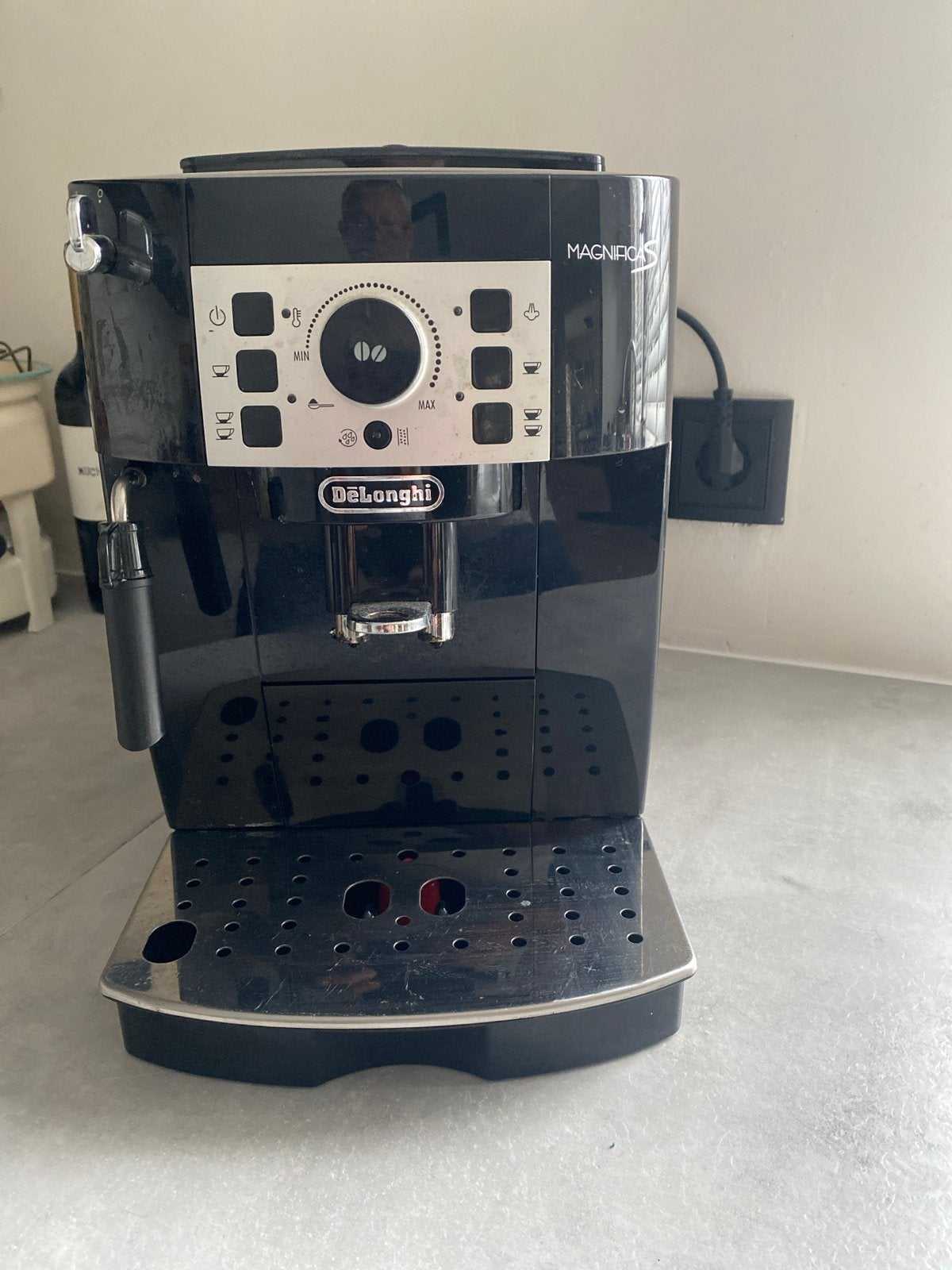 DeLonghi Magnifica S volautomatische espressomachine, Afneembaar waterreservoir, Gebruikt, Espresso apparaat, 2 tot 4 kopjes