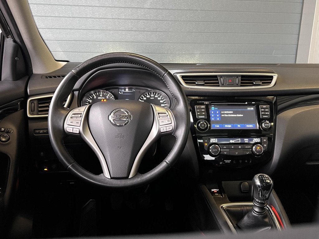 Nissan Qashqai 1.2 Premier Edition | Trekhaak | 19" LMV | Pa, Auto's, Nissan, Voorwielaandrijving, Euro 5, Gebruikt, Zwart