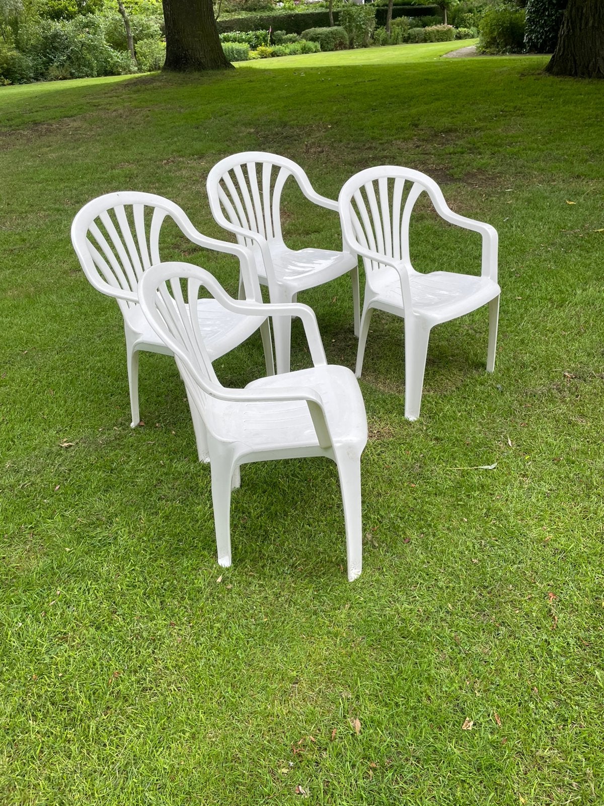 4 witte tuinstoelen, Tuin en Terras, Ophalen, Zo goed als nieuw, Kunststof, Stapelbaar