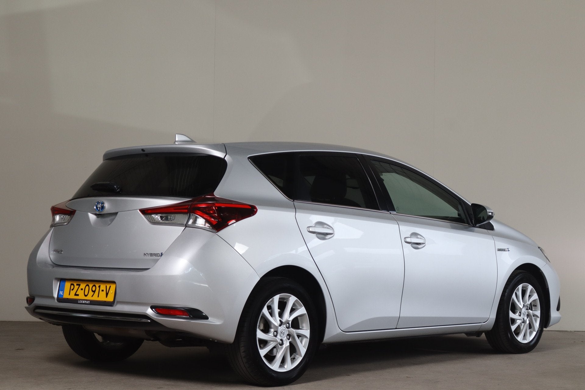 Toyota Auris 1.8 Hybrid Dynamic Go NL-Auto! Dealer onderhoud, Auto's, Gebruikt, Euro 6, 4 cilinders, Alcantara
