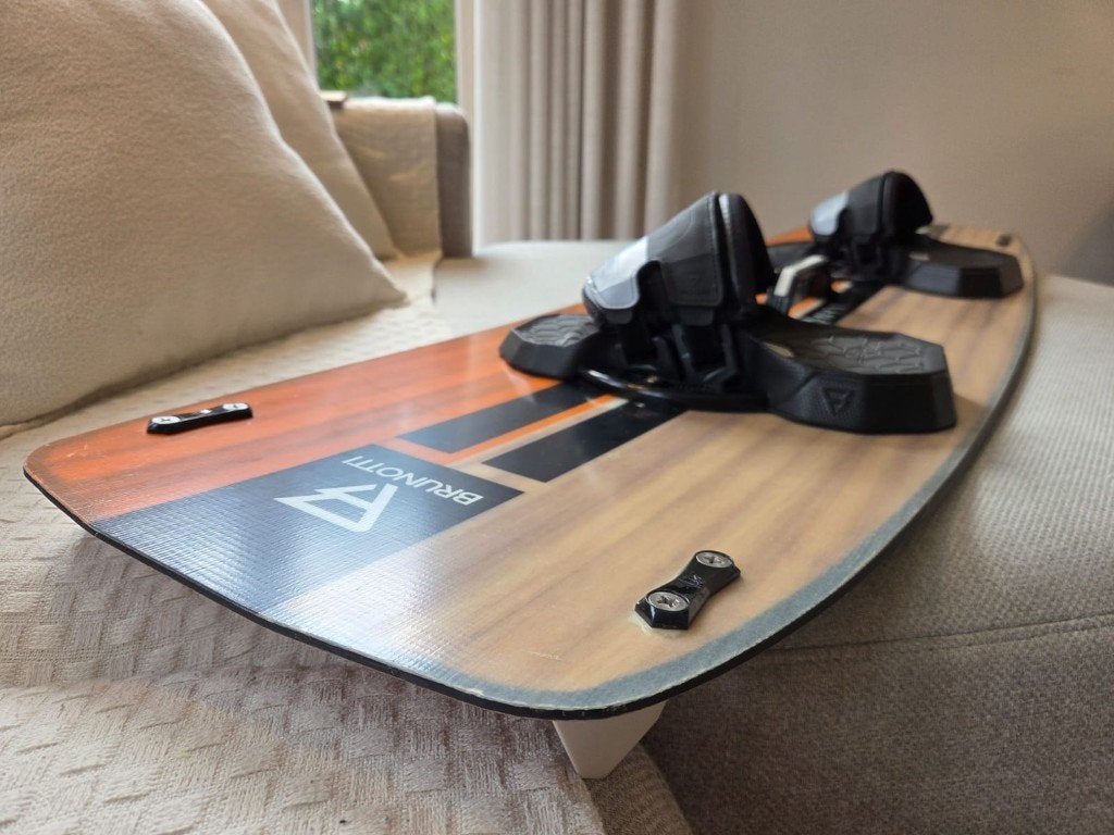 Brunotti Onyx Kiteboard 136x41 in absolute nieuwstaat, Ophalen, Twintip, Kiteboard, Zo goed als nieuw