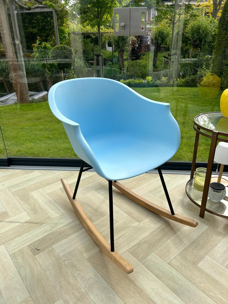 Blauwe schommelstoel met houten onderstel, Huis en Inrichting, Stoelen, Ophalen, Blauw, Zo goed als nieuw, Eén