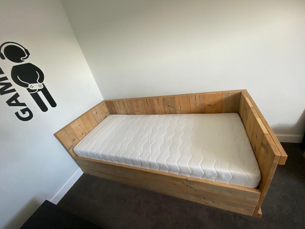 Stevig en mooi neutraal ruim bed, Ophalen, 90 cm, Eenpersoons, 210 cm
