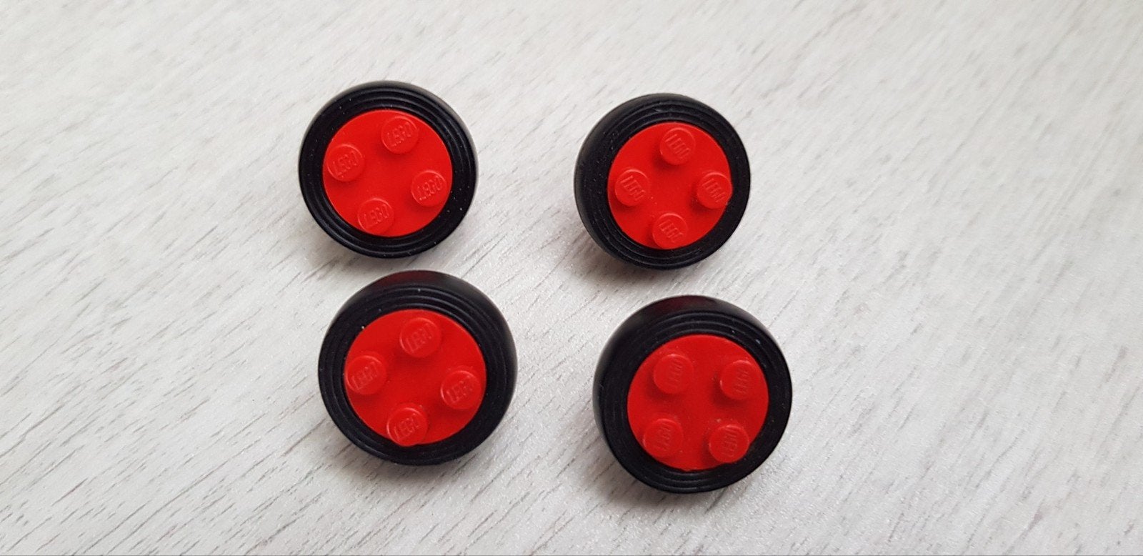 Lego auto / vrachtwagen wielen 2x2 studs Rood + gladde band., Ophalen of Verzenden, Gebruikt, Losse stenen, Lego