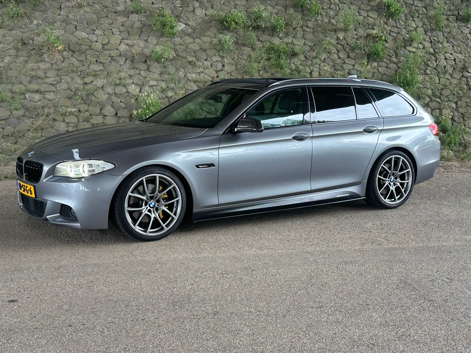 BMW 5-Serie 3.0 I 535 Touring AUT 2011 Grijs, Automaat, Achterwielaandrijving, Zwart, 2000 kg