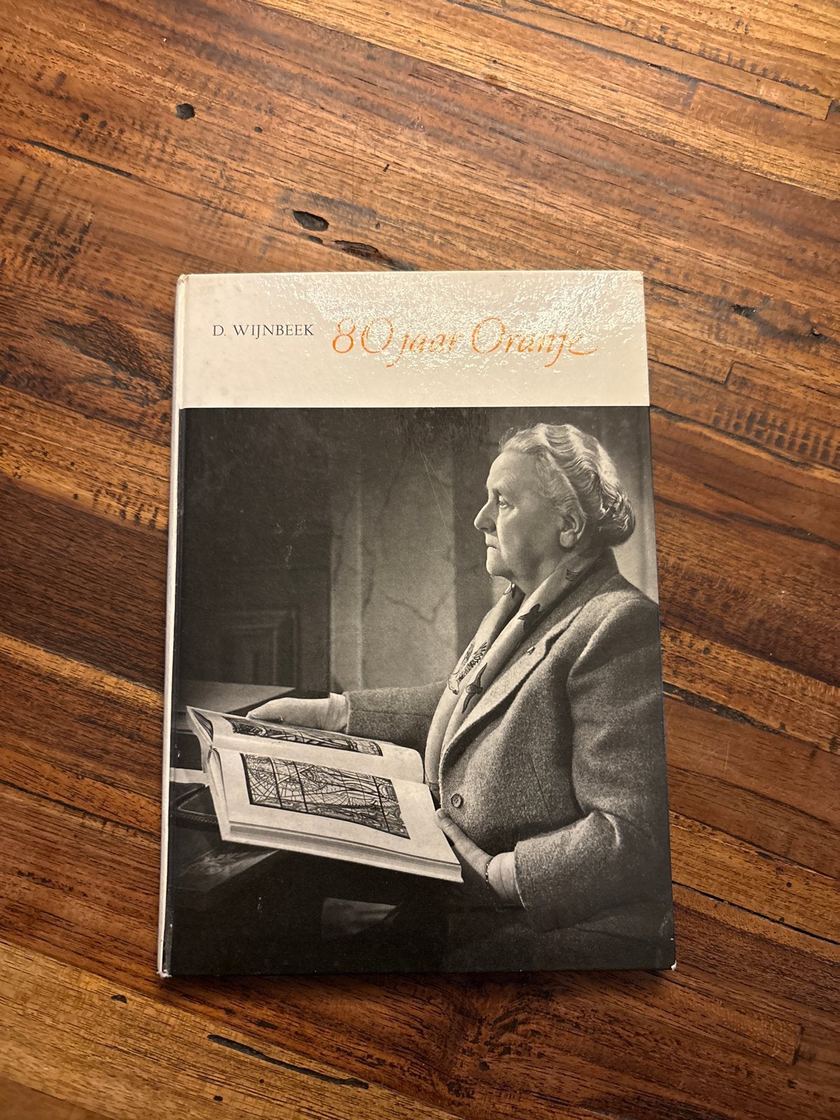 80 jaar Oranje - D. Wijnbeek - Boek over Koninklijk Huis, Boeken, Ophalen of Verzenden, 20e eeuw of later, Gelezen