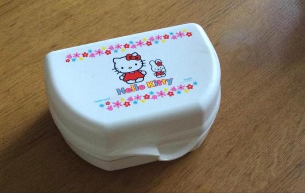 Nieuwe Tupperware Hello Kitty trommel (4 stuks beschikbaar), Ophalen of Verzenden, Nieuw, Wit, Bus of Trommel