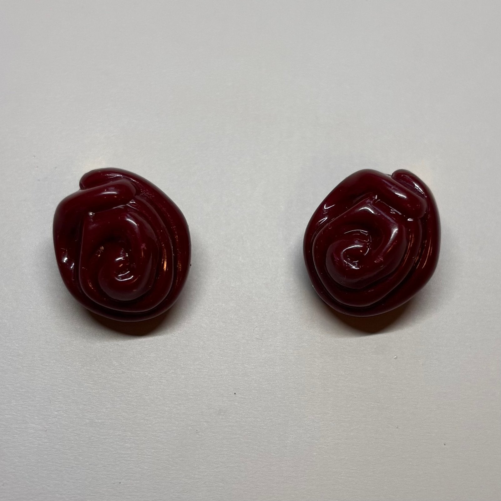 Vintage jaren ‘70 bordeauxrode roos clip oorbelle, Sieraden, Tassen en Uiterlijk, Oorbellen, Ophalen of Verzenden, Zo goed als nieuw