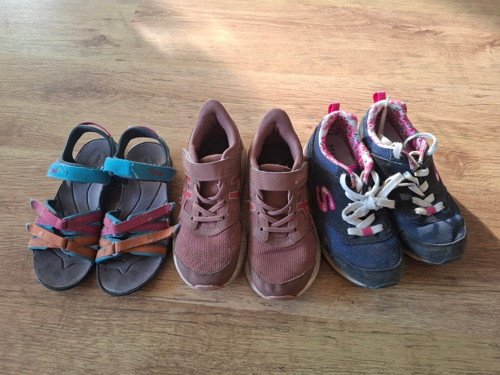 Schoenen asics skechers teva 31/32/33, Ophalen, Gebruikt, Meisje, Schoenen