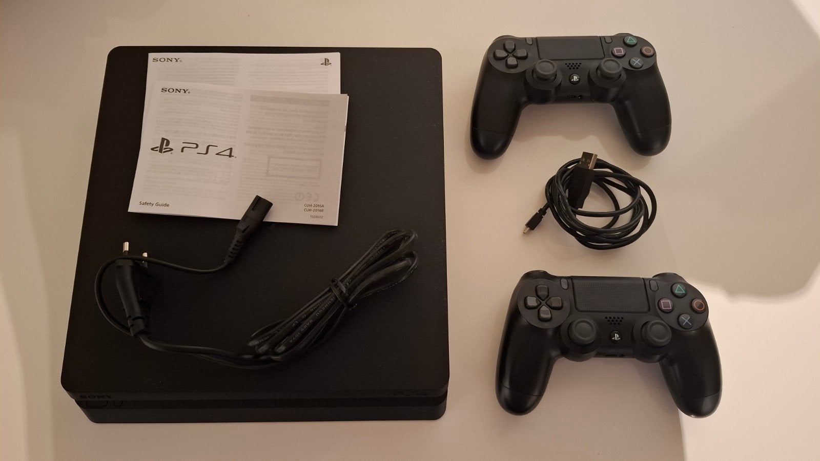 PlayStation 4 Slim 500GB met 2 controllers en 3 games, 2 spelers, Ophalen of Verzenden, Zo goed als nieuw, Eén computer
