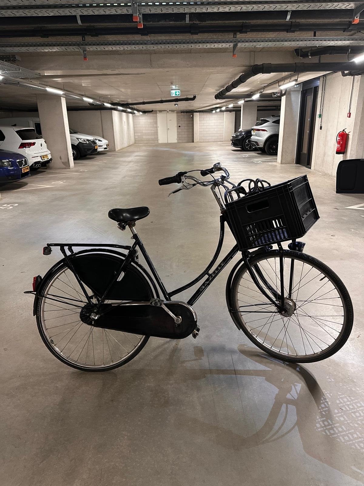 Zwarte Gazelle stadsfiets met voordrager en krat, Ophalen, Gazelle, Trommelrem, 53 tot 56 cm