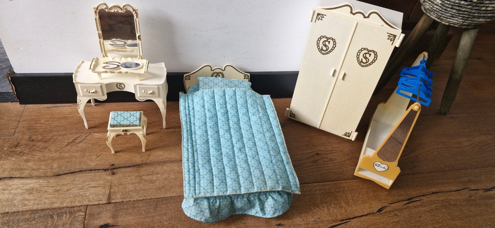 Vintage Sindy Slaapkamer Set - Inclusief Kledinghaakjes, Verzamelen, Poppenhuizen en Toebehoren, Ophalen of Verzenden, Poppenhuis