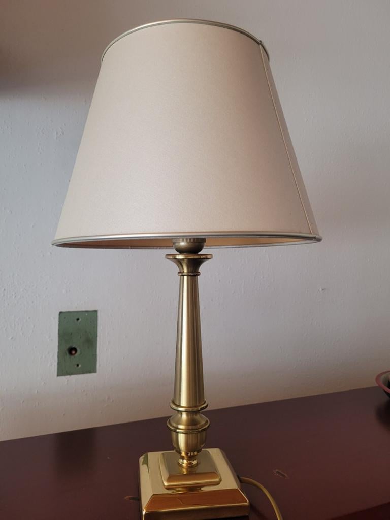 Klassieke tafellamp met messing voet en stoffen kap, Gebruikt, 50 tot 75 cm, Klassiek, Ophalen of Verzenden