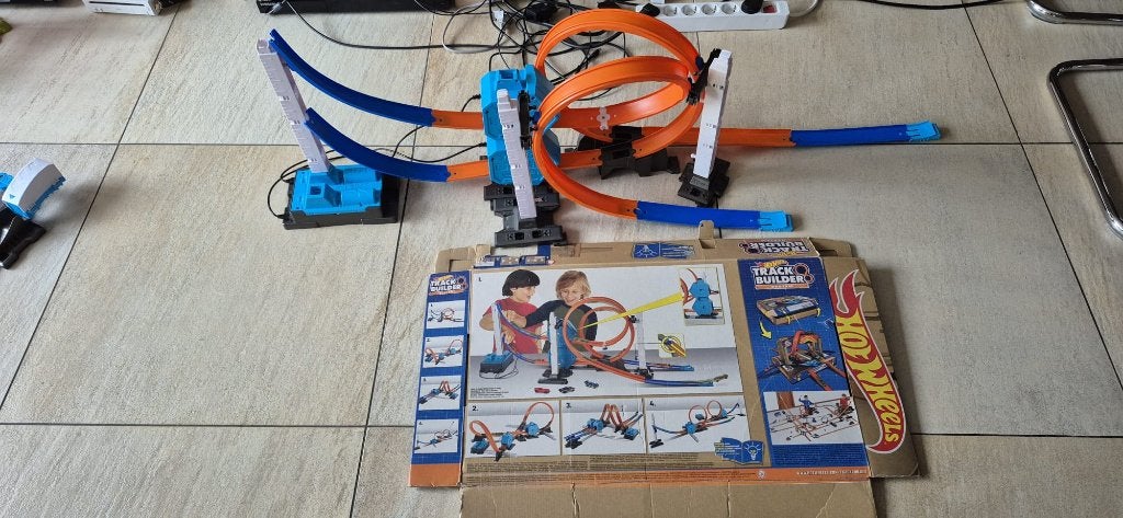 Hot Wheels Track builder met electrische snelheid boosters, Ophalen, Racebaan, Zo goed als nieuw, Hot Wheels