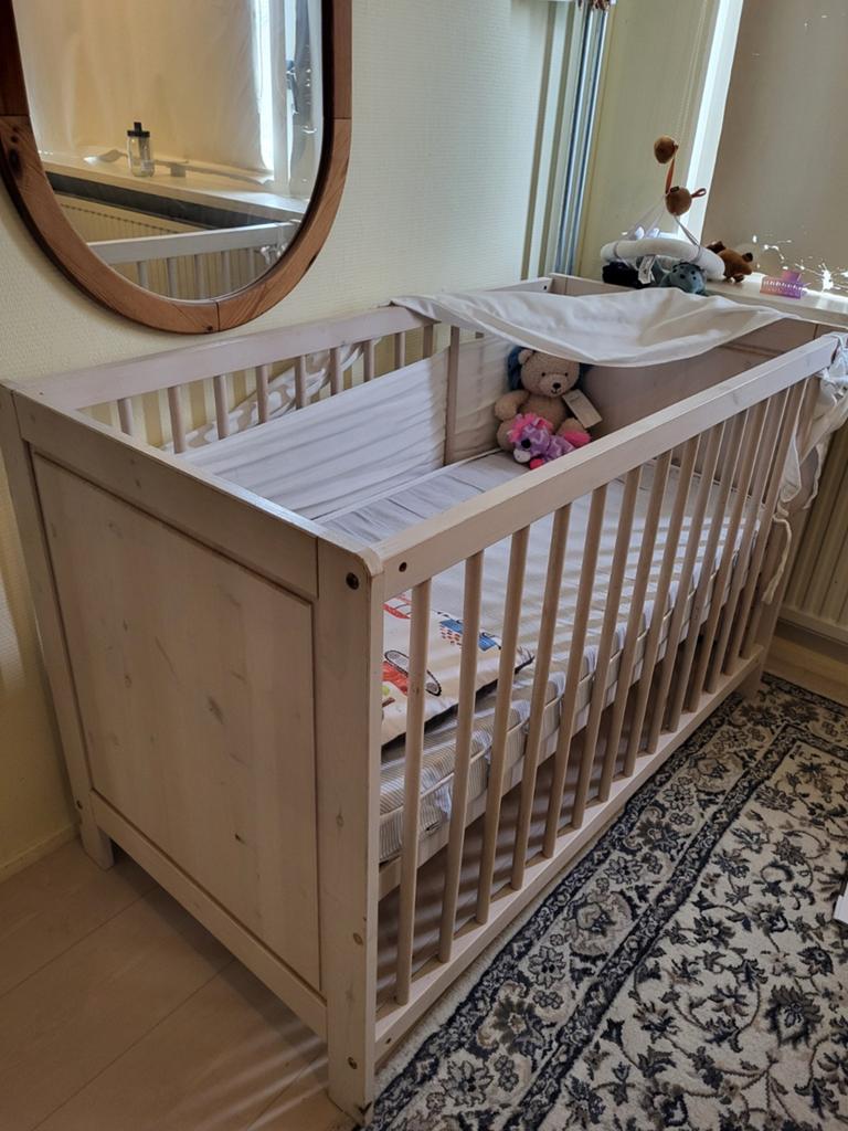 IKEA babywieg met verstelbare matras en matras inbegrepen, Kinderen en Baby's, Ophalen of Verzenden, Zo goed als nieuw, Minder dan 140 cm