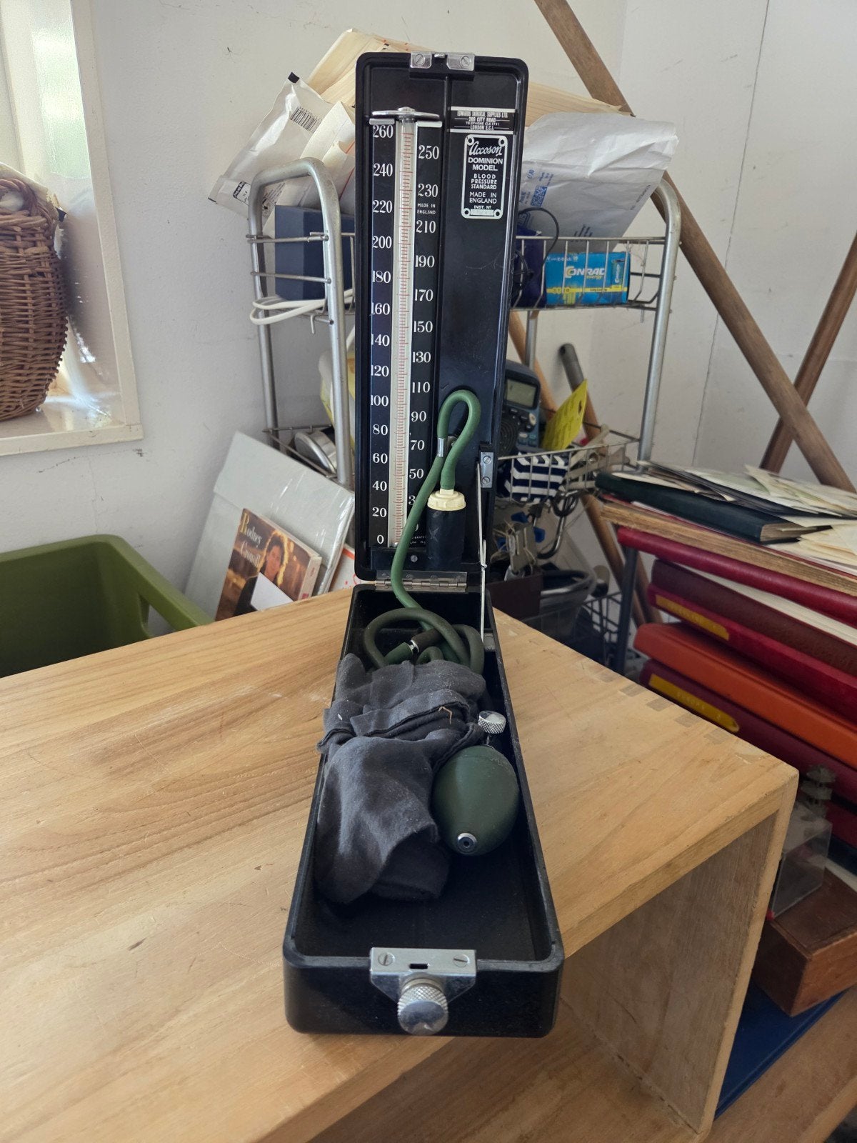 Antieke bloeddrukmeter in bakeliet doos, Ophalen of Verzenden