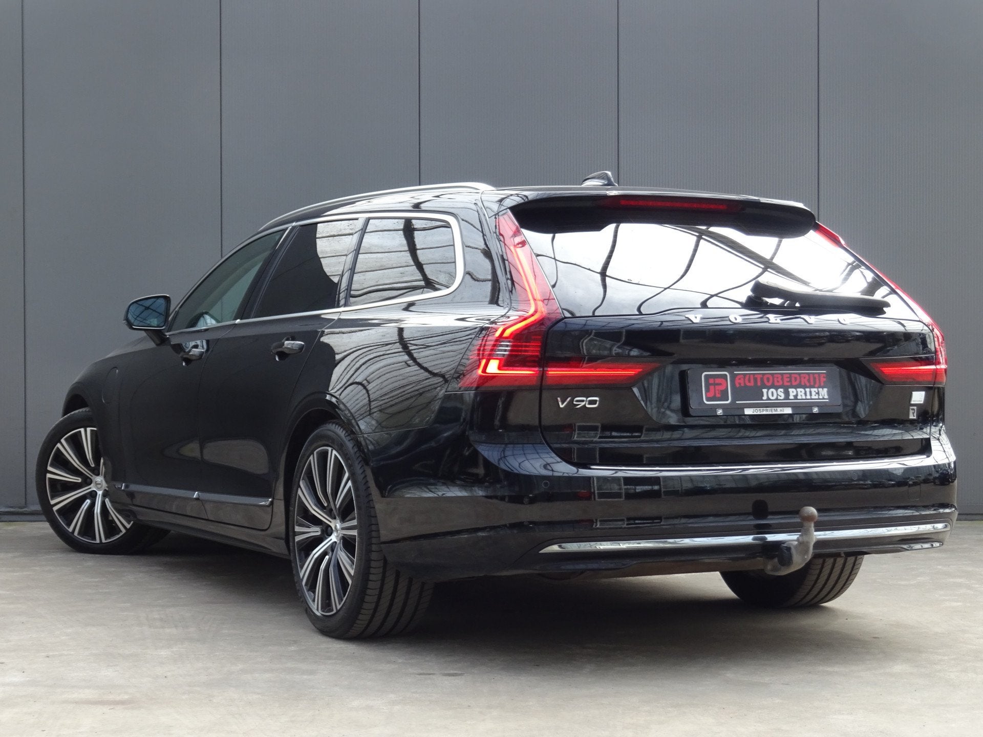 Volvo V90 2.0 T6 AWD R-Design * CARPLAY * 19 INCH * TREKHAAK, Automaat, Stof, Zwart, 4 cilinders