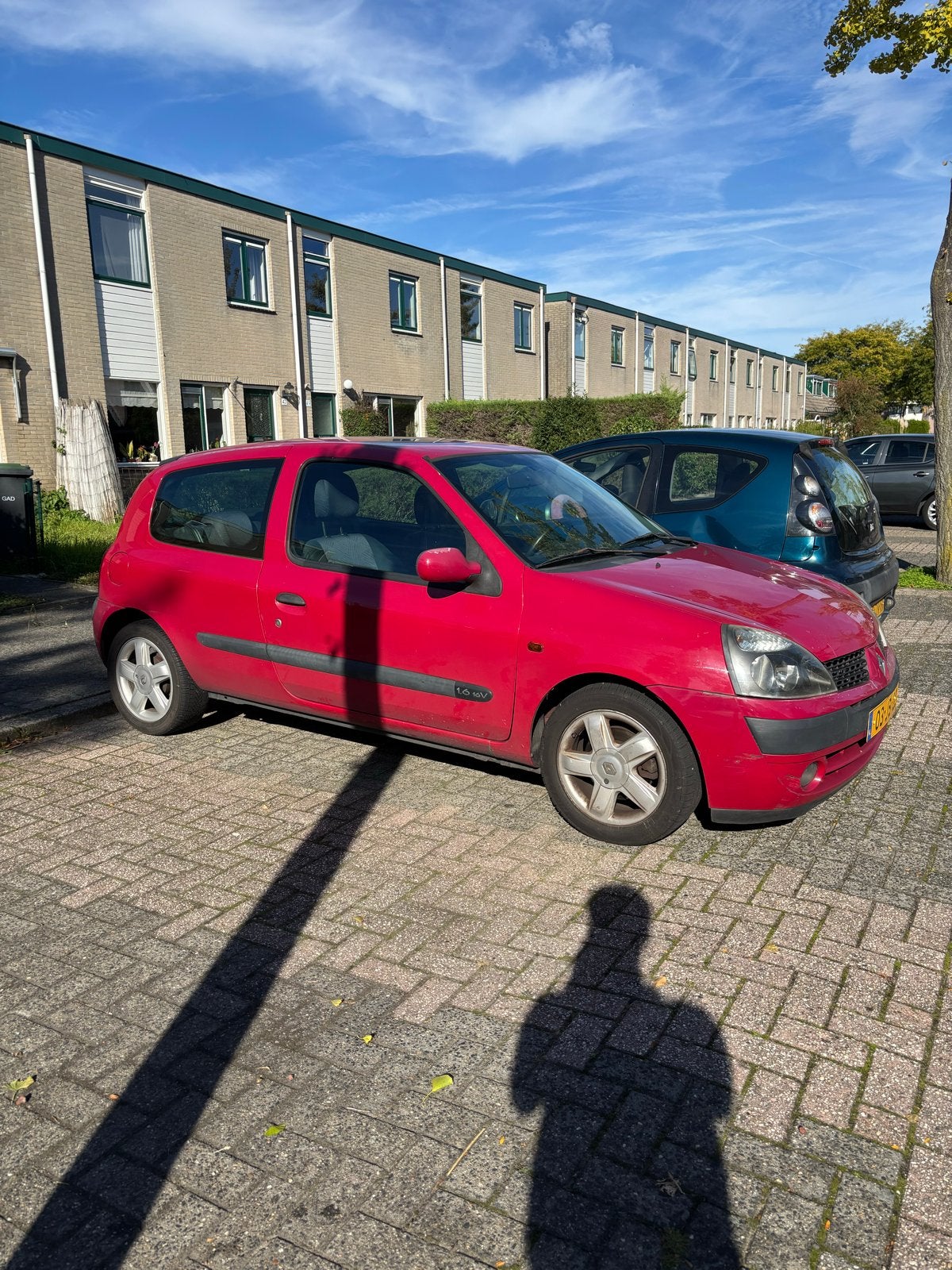 Renault Clio 1.6 16V Dynbas E4 2002 Rood, Auto's, Voorwielaandrijving, 970 kg, 535 kg, 40 €/maand