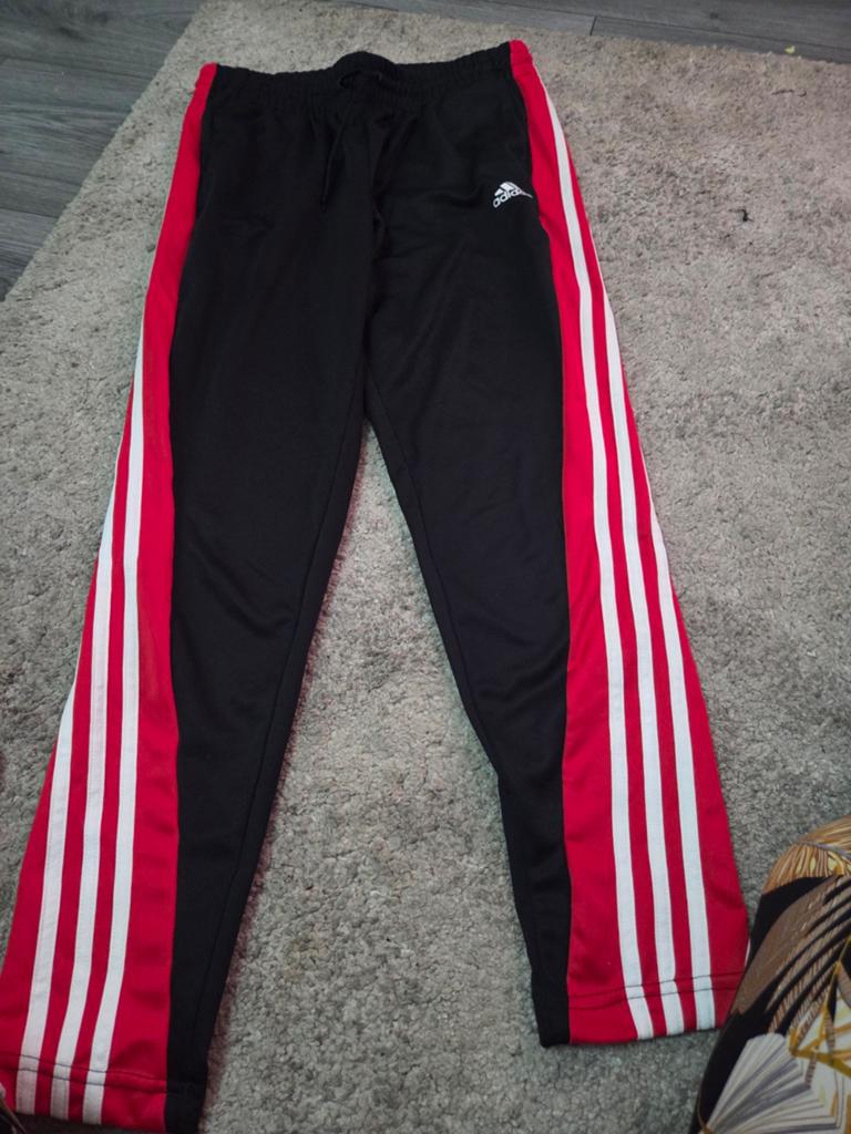 Adidas trainingsbroek zwart met rode strepen - Maat M, Kleding | Dames, Sportkleding, Zo goed als nieuw, Overige typen, Maat 38/40 (M)