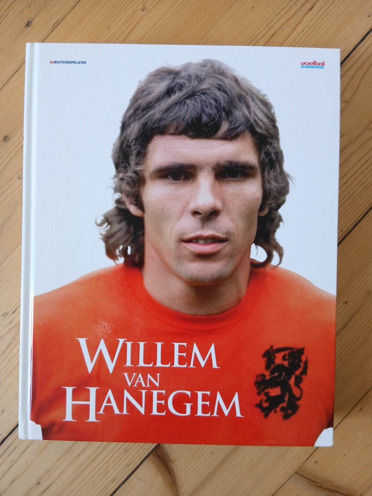 Willem van Hanegem - De Buitenspelers Voetbalboek, Ophalen of Verzenden, Zo goed als nieuw, Diverse auteurs, Balsport