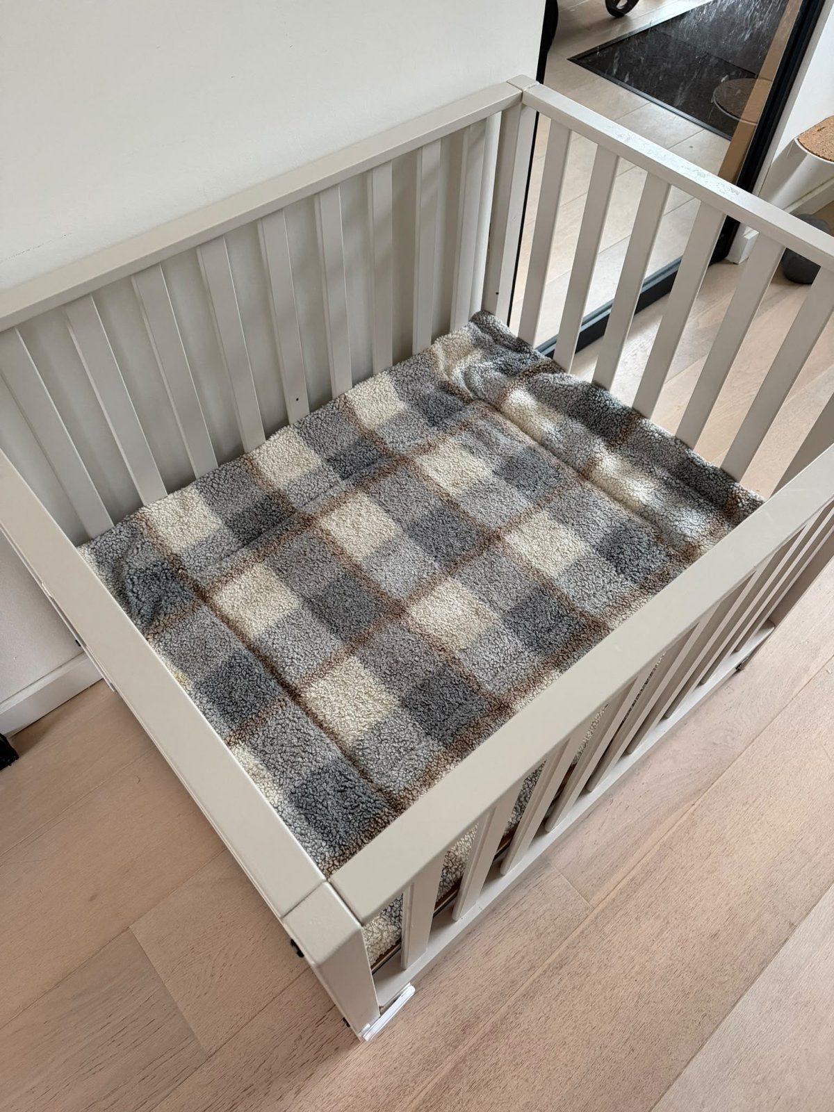 Witte houten TWF box met verstelbare bodem en boxkleed, Kinderen en Baby's, Ophalen, Gebruikt, Vierkant, In hoogte verstelbaar