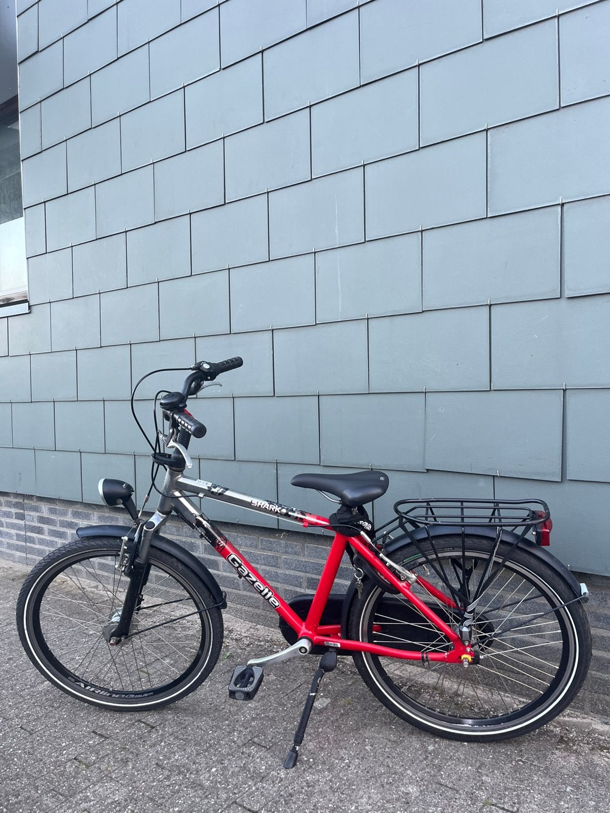 red and black gazelle bike - front tire just replaced!, Ophalen, Zo goed als nieuw, 24 inch