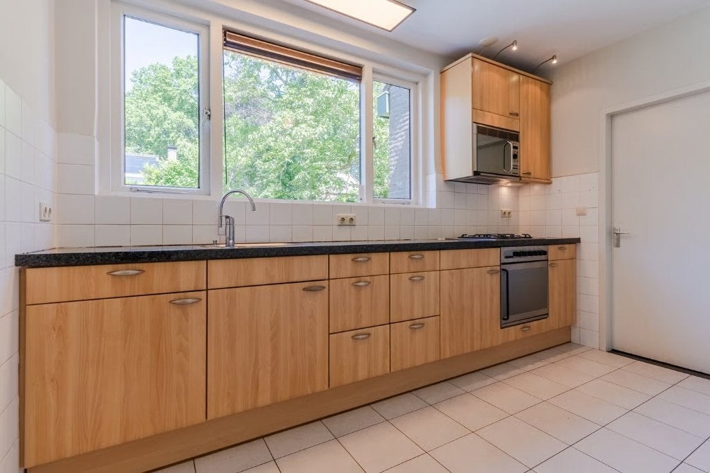 Nette houtkleurige keuken, inbouwapparatuur en stenen blad, Ophalen, Gebruikt, Bruin, Enkelwandige keuken